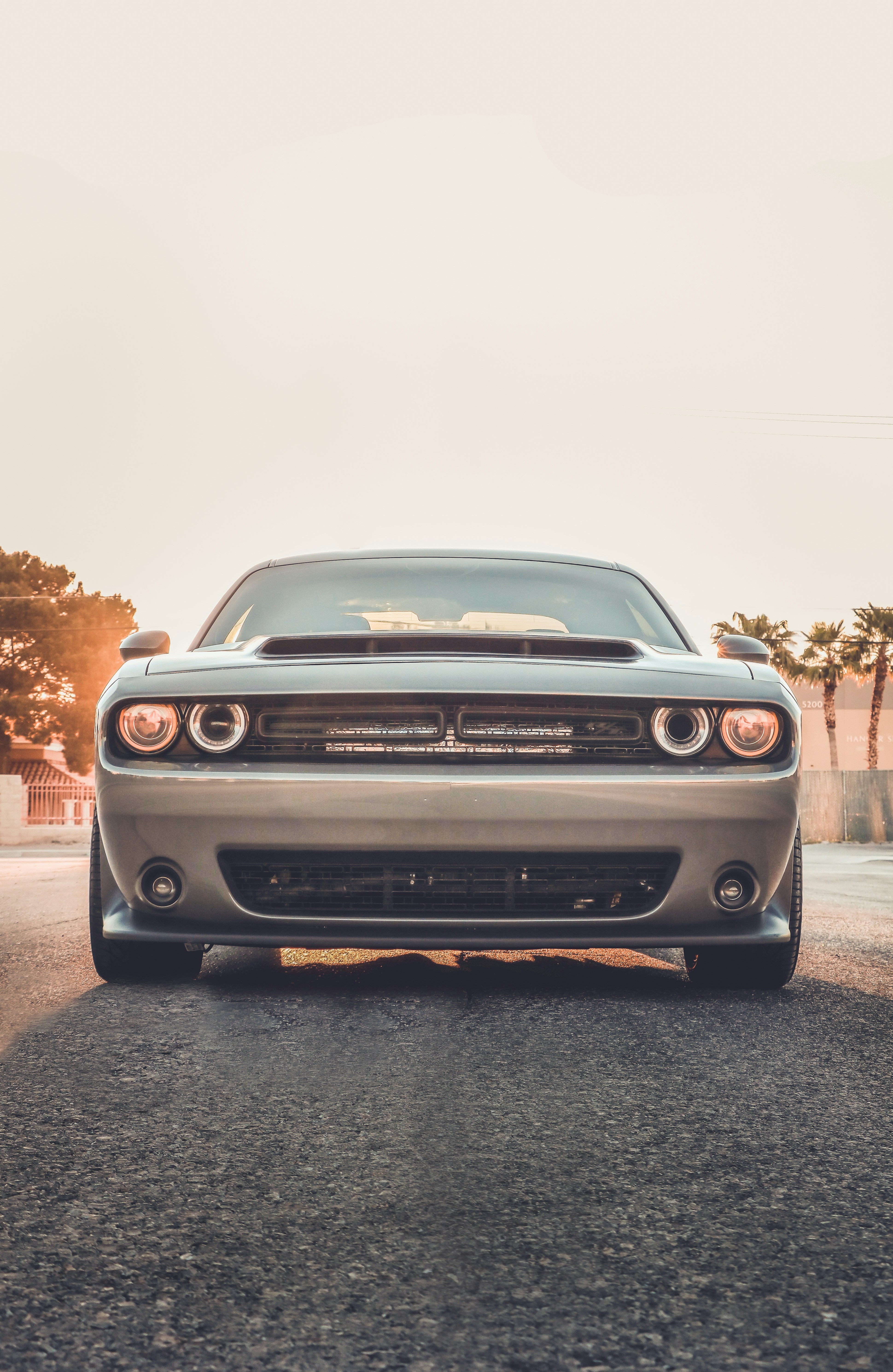 Dodge Charger gris de frente al atardecer